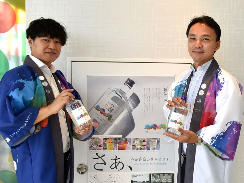 「水毬」を持ち、福島復興への思いを語る吉村社長（右）と神永社長＝船橋市