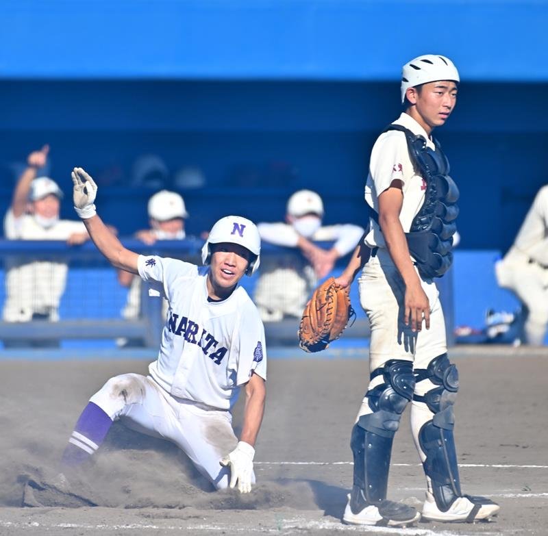 成田－拓大紅陵　５回表成田１死一、三塁、新井のスクイズで三走田中が生還し勝ち越し。捕手小藤田＝県総合ＳＣ