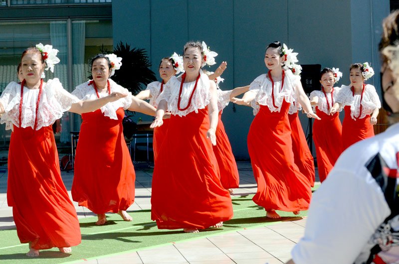 観客の前で優雅なフラダンスを披露する参加者＝２日、九十九里町
