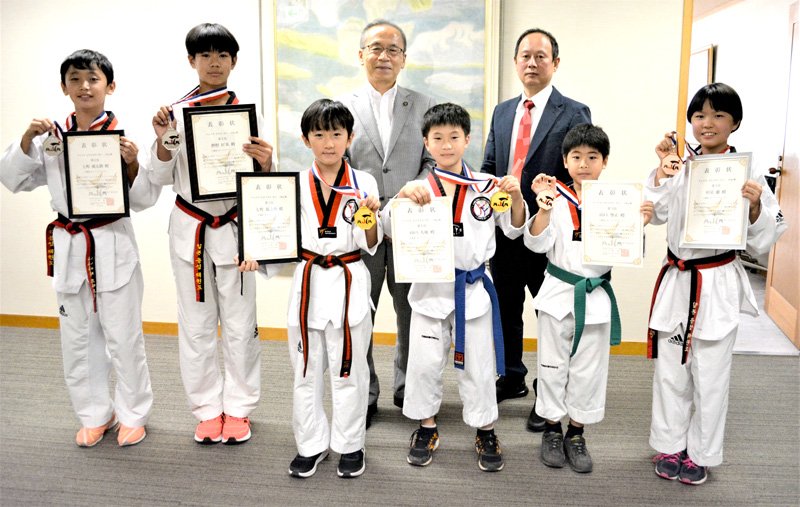 全日本ジュニアテコンドー選手権でのメダルを披露する６人。中央の２人が金メダルの七町君と山口君＝船橋市役所