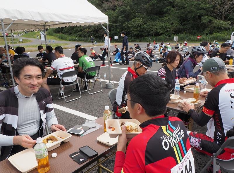 ジビエカレーでエネルギーを補給する参加者＝８日、木更津市のクルックフィールズ

