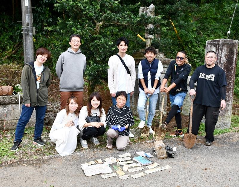 ２７年前の思い出の品々を掘り起こした卒業生と恩師＝多古町

