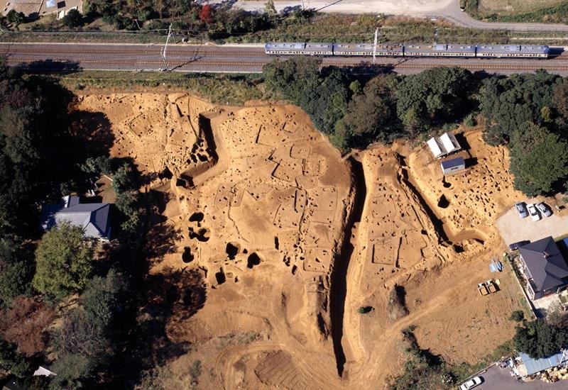 発掘中の高品城跡航空写真（１９９５年）
