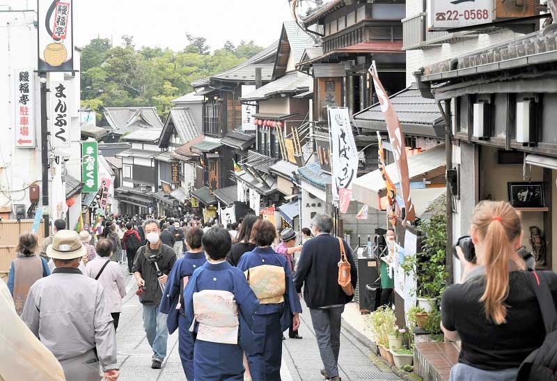 圧巻！１３０人が三味線大演奏　成田山新勝寺で３年ぶり「弦まつり」　参道には外国人旅行客の姿も