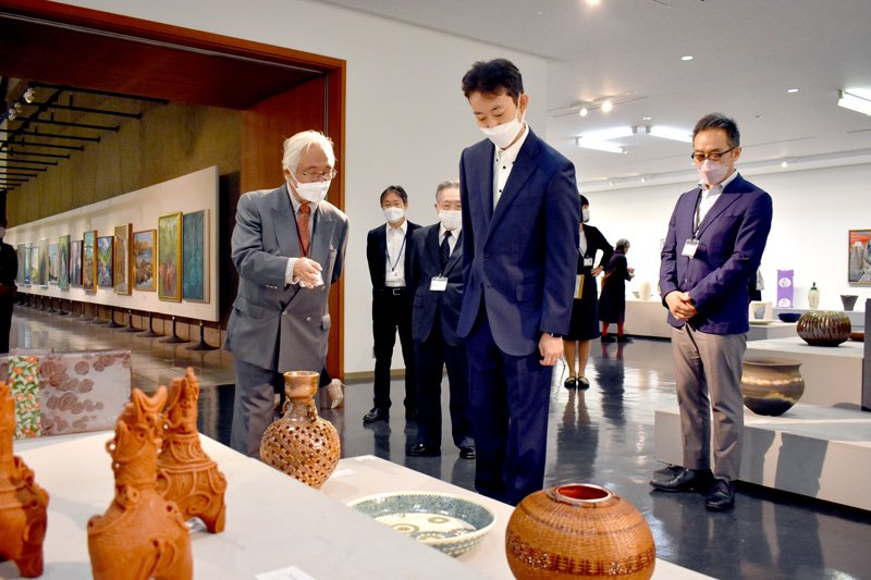説明を受けながら作品を鑑賞する熊谷知事＝千葉市中央区