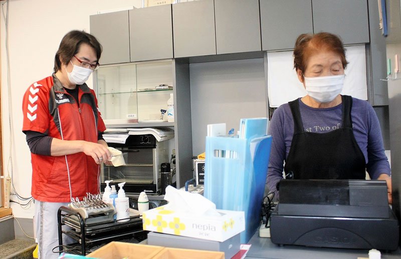 店主の美砂子さん（右）と長男、元樹さんの２人で店を切り盛りしている＝１９日、長柄町