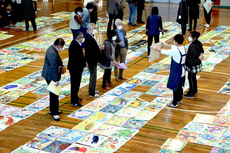 児童生徒の力作を確認する審査員＝２９日、千葉市中央区