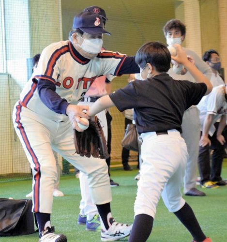 銚子市内で開かれたイベントの野球教室で子どもの指導をする村田兆治さん＝６月１２日