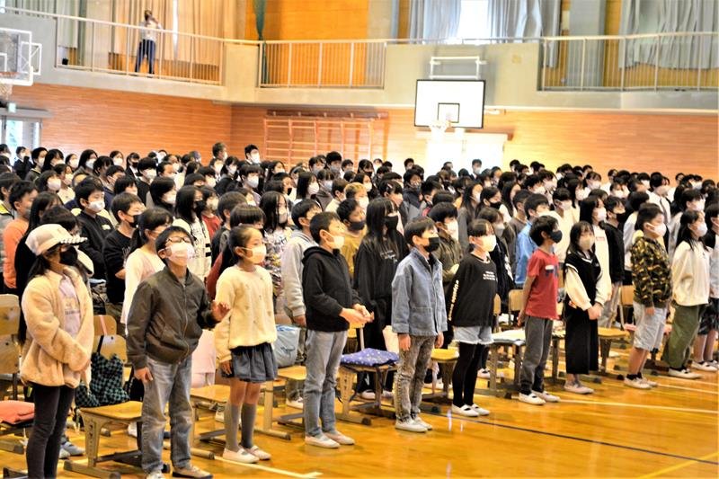 ４校統合前のアンケートで希望した言葉が歌詞に入った校歌を披露する児童ら＝八千代市