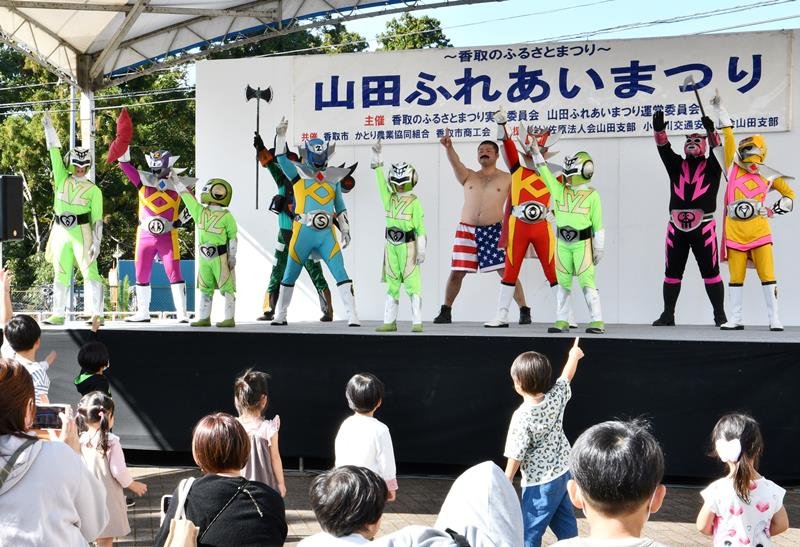 ご当地ヒーロー「カトレンジャーＺ」によるヒーローショー＝香取市