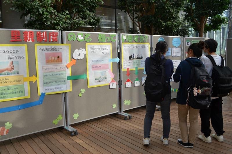 千葉市生涯学習センターで開かれている里親制度のパネル展＝４日、同市中央区

