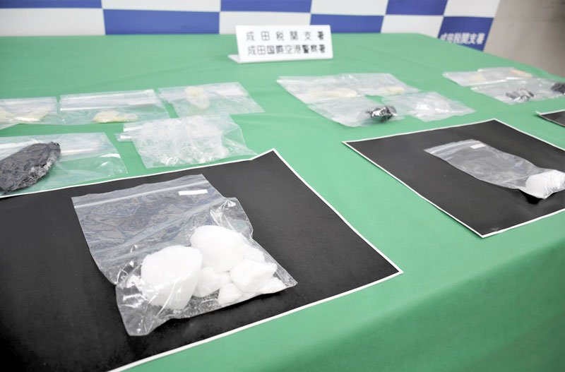 訪日団体ツアーに参加した被告が成田空港で密輸しようとしたとされる覚醒剤＝４日、成田市の東京税関成田支署