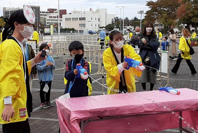 ホーム開幕戦を盛り上げるイベントを開催した大学生＝５日、千葉市中央区
