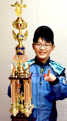 レンタルカートレースの全国大会優勝トロフィーを披露する船橋の小学５年生・高木隆成君＝船橋市役所
