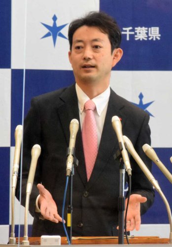 Ｗ杯ドイツ戦での勝利を受け「県民にもうれしい勝利」と語った熊谷千葉県知事＝２４日、県庁