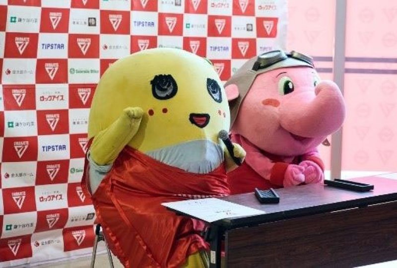 千葉ジェッツと期限付きプロ契約をするふなっしー（左）とジャンボくん（クラブ提供）
