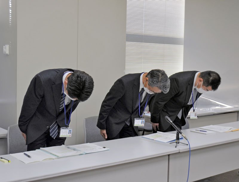 記者会見で謝罪する川島副病院局長（中央）ら＝２６日午後３時半ごろ、千葉県庁

