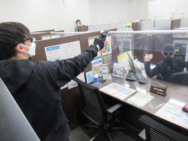 本物さながらの雰囲気で行われた強盗対策訓練＝市川市
