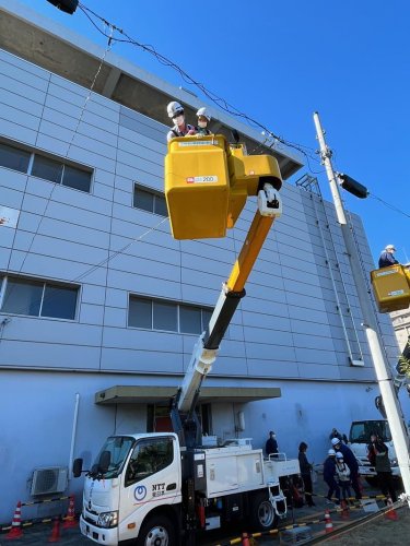 高所作業車に体験乗車する来場者＝千葉市美浜区
