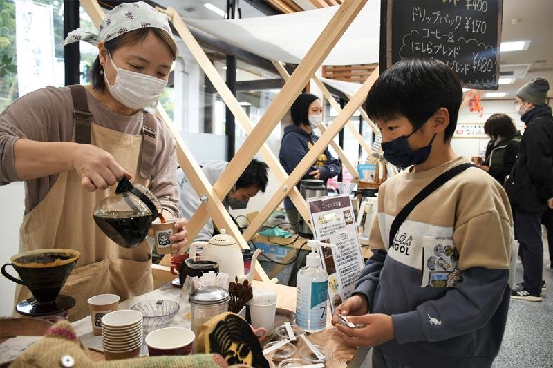 地元成田市から「はしらデリ＆カフェ」が出店し、店員が多くの客にようかんに合うコーヒーを紹介した＝同市
