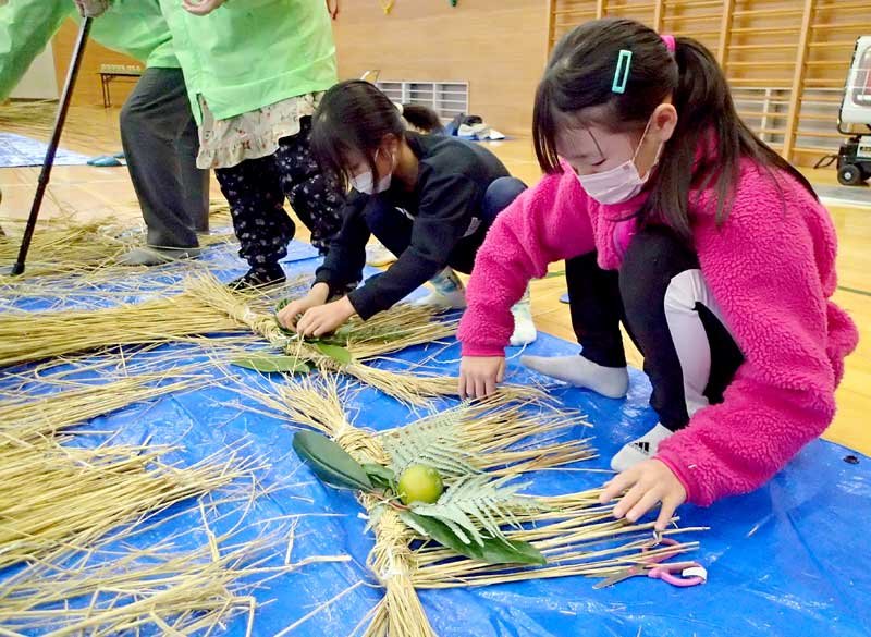 稲わらで正月飾りを作る児童＝大多喜町立西小