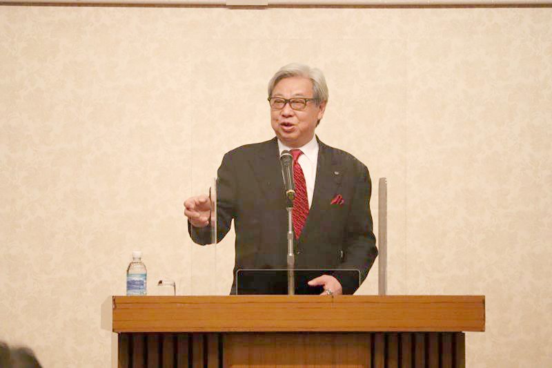 千葉政経懇話会１２月例会で講演する末延氏＝２３日午後、千葉市中央区のホテル