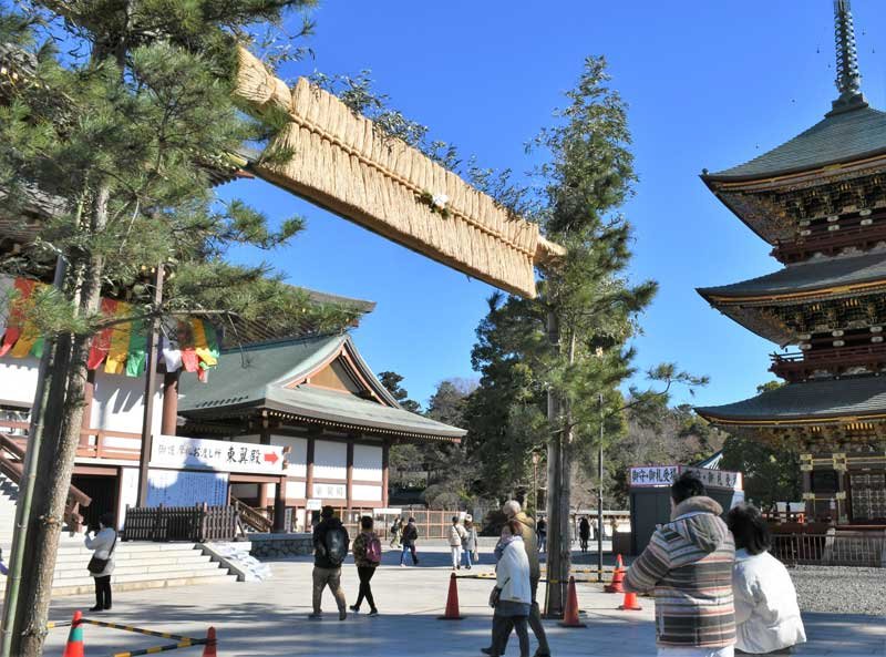 迎春に向けて成田山新勝寺の大本堂前に飾られた立派な大しめ縄＝２５日、成田市