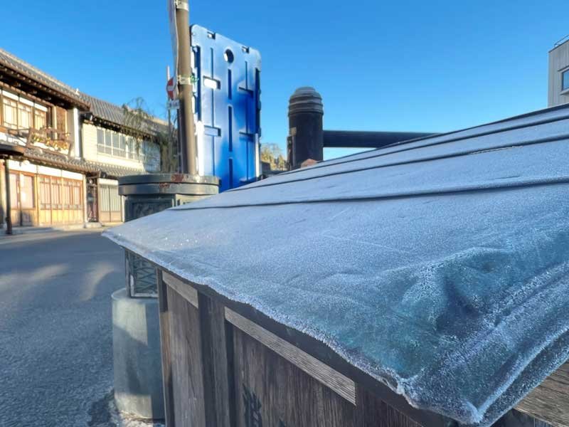 氷点下を下回った香取市の小野川沿い＝２７日午前７時５５分ごろ、同市
