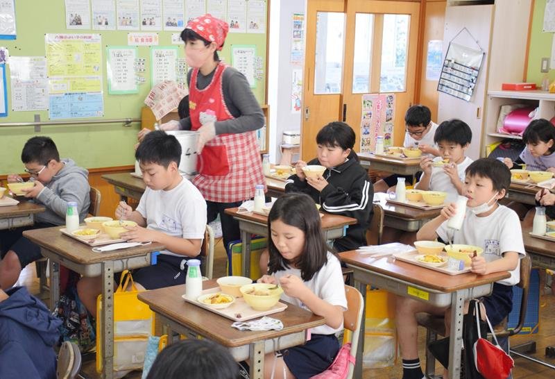 感染防止のため黙って給食を食べる児童＝３０日、長生村立八積小
