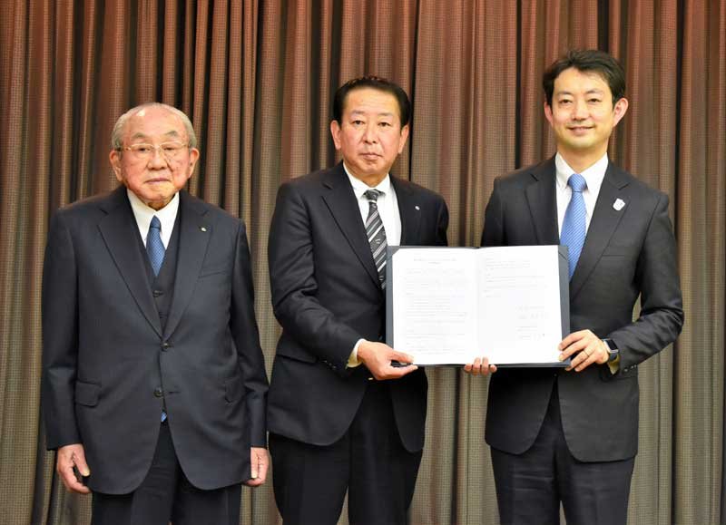 協定を結んだ（左から）ＯＬＣの加賀見会長と吉田社長、熊谷千葉県知事＝２４日、県庁
