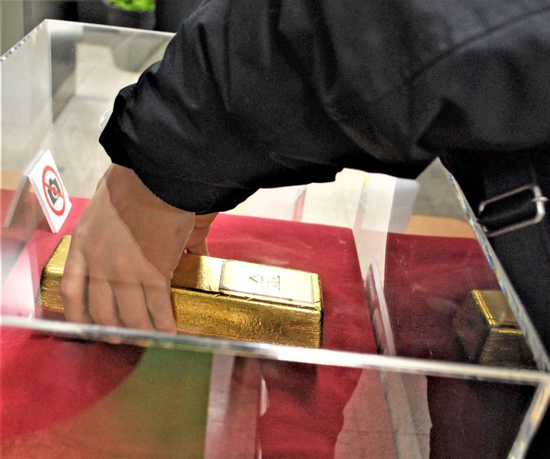 すき焼き鍋が９千万円　１億１千万円相当の金塊持ち上げ体験も　船橋東武で「大黄金展」