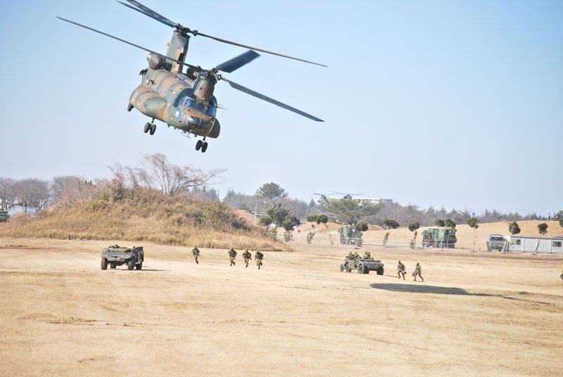 【動画あり】陸自第１空挺団、新年恒例の「降下訓練始め」　３年ぶりに一般公開、米英豪の部隊も参加　船橋・習志野演習場