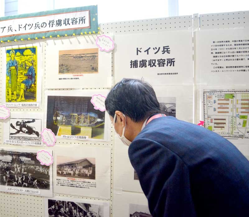 第１次世界大戦時に習志野にあったドイツ兵捕虜の収容所での文化を紹介する写真展＝習志野市の市民プラザ大久保