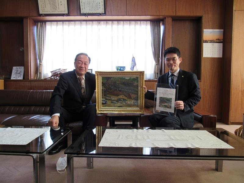 作品を四街道市の鈴木陽介市長（右）に手渡す鈴木さん（鈴木さん提供）
