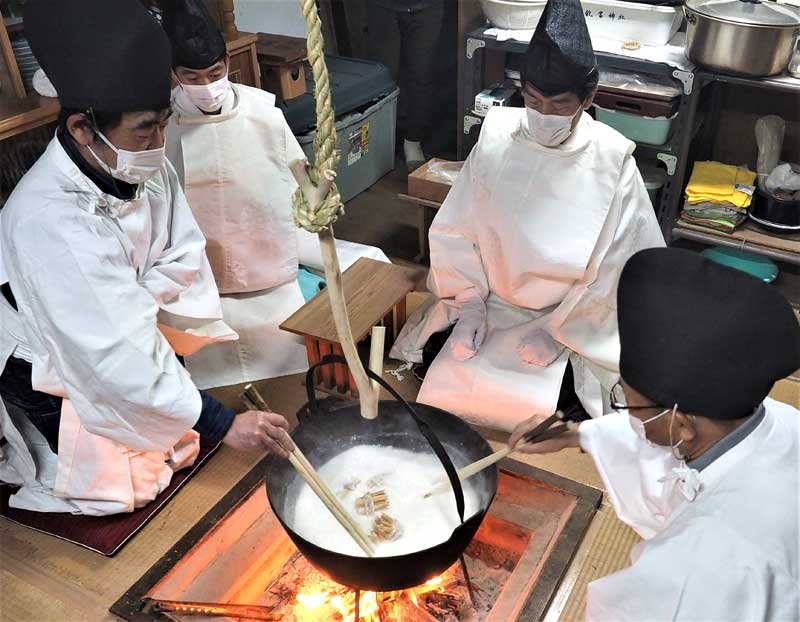 葦の束を粥の中で煮込み、農作物の作柄を占う筒粥神事が厳かに執り行われた＝１５日午前０時２０分ごろ、袖ケ浦市