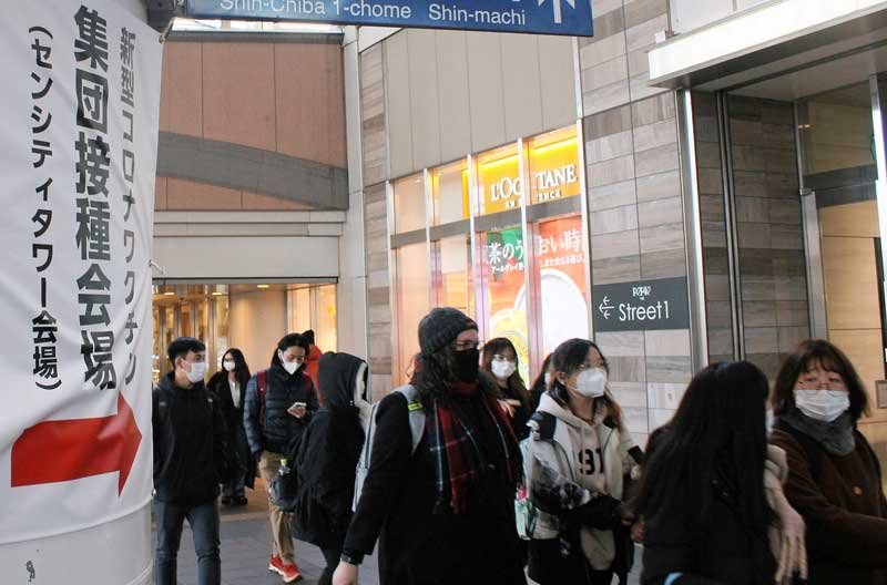 マスクを着けてＪＲ千葉駅前を歩く人たち＝２０日、千葉市中央区