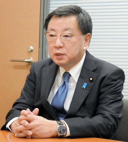 千葉日報社の単独インタビューに応じる松野官房長官＝衆院第１議員会館
