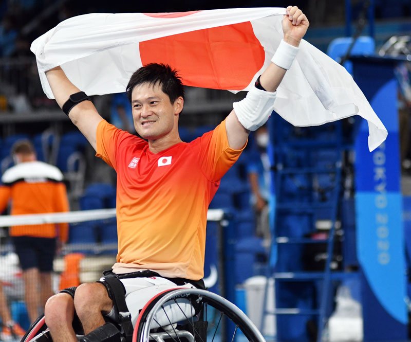 東京パラリンピック男子シングルス決勝で勝利し、日の丸を掲げる国枝慎吾＝２０２１年９月４日、有明テニスの森公園
