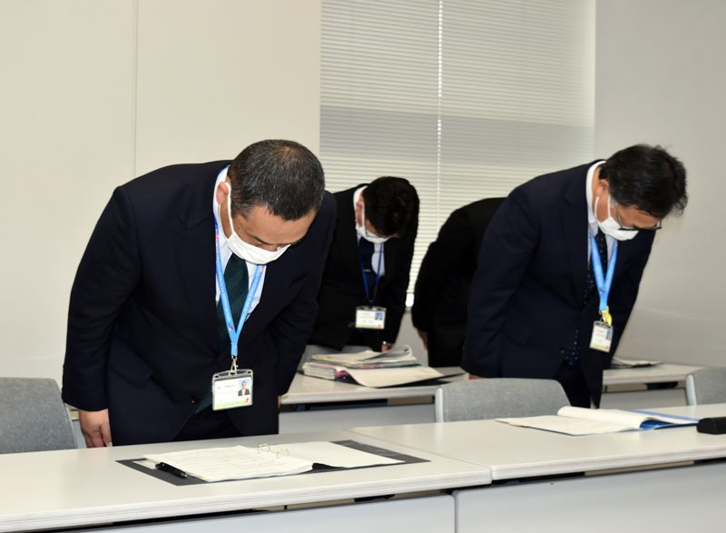 記者会見で謝罪する富田浩明教育総務課長（左）＝７日午後、千葉県庁
