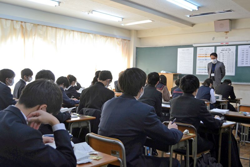 試験に臨む受験生＝２１日午前９時半ごろ、千葉市中央区の県立千葉高校
