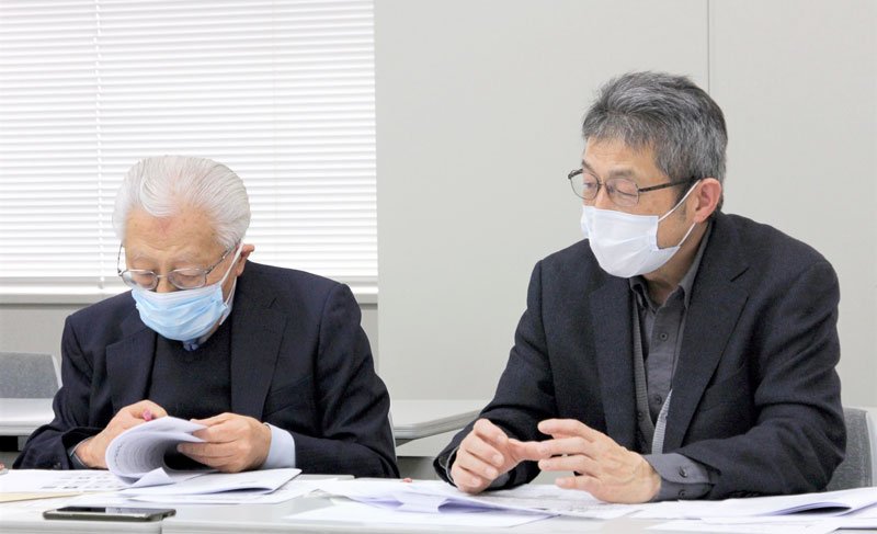 記者会見を行う県保険医協会の宇佐美副会長（左）、武田副会長＝１５日、千葉県庁