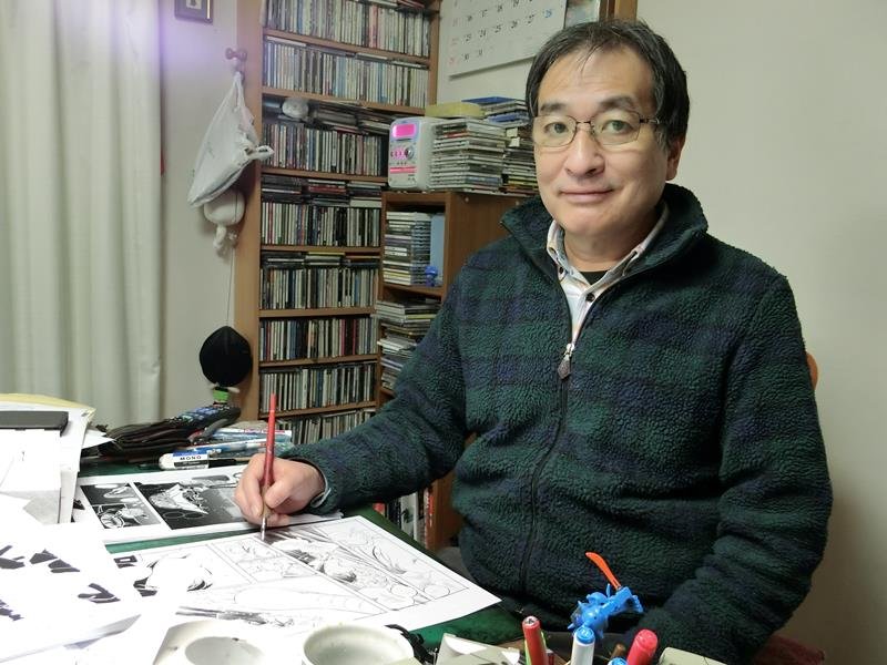 「すごい科学で守ります！」の愛蔵版を出版した長谷川裕一さん＝四街道市
