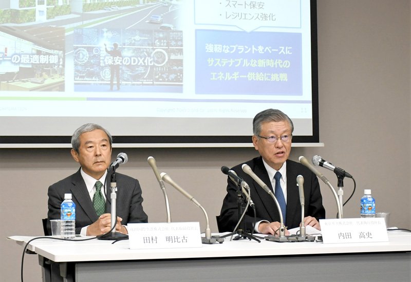 成田空港の脱炭素化を目指す新会社設立について記者会見で説明するＮＡＡの田村社長（左）と東京ガスの内田社長＝２０日、東京都中央区