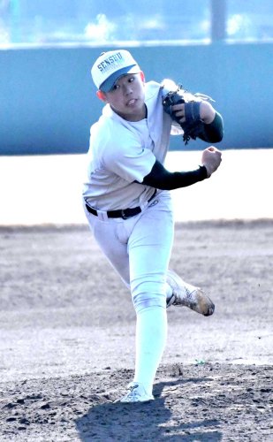 紅白戦で２回無失点と好投した専大松戸の青野＝松戸市内