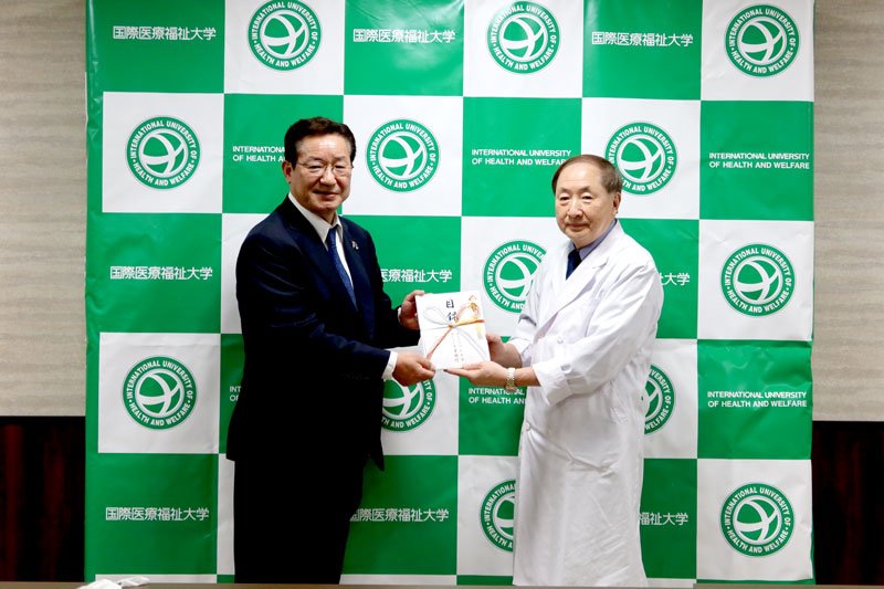 贈呈式に参加した（左から）フレスコの阿久津社長と国際医療福祉大学成田病院の宮崎病院長（千葉銀行提供）