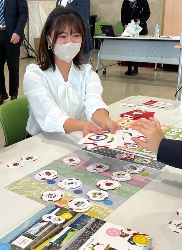 「ゲット・ザ・ポイント」“いちはら版”をプレーする山内さん＝市原市の夢ホール
