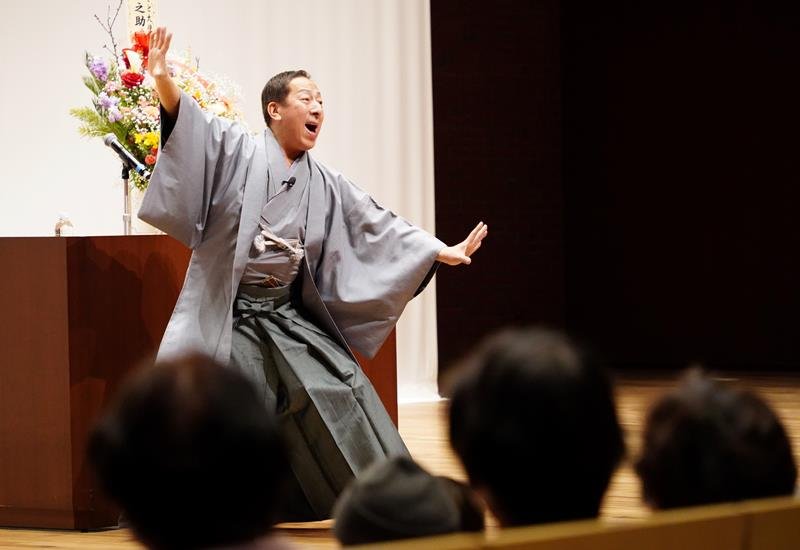 講演会で見得を披露する市川門之助さん＝勝浦市
