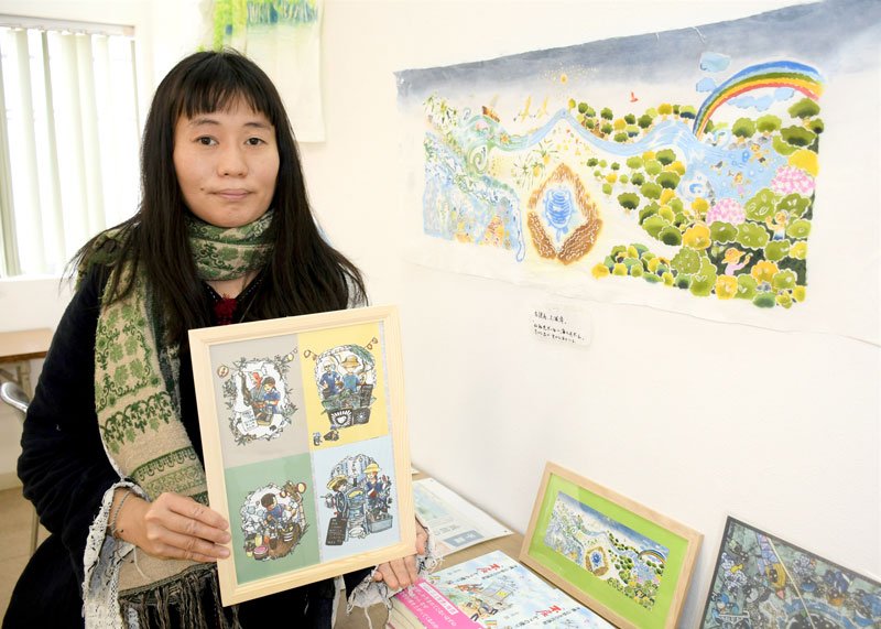 沖縄県の大浦湾の豊かな自然を描いた作品（右上）を紹介するおかのまめさん＝成田市の成田ユニバーサル美術館