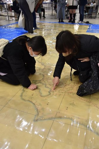 伊能図に乗って鑑賞する来場者＝４日、千葉市美浜区のイオンモール幕張新都心
