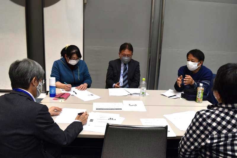 グループディスカッションをする参加者＝千葉市美浜区の幕張メッセ国際会議場